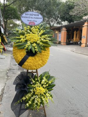 Đặt vòng hoa nhà tang lễ Hà Đông