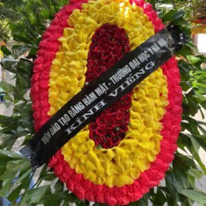 Đặt vòng hoa tang lễ Đức Giang