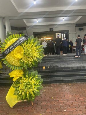 Đặt vòng hoa nhà tang lễ Đức Giang
