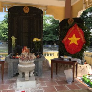 vòng hoa cờ đỏ sao vàng viếng liệt sĩ
